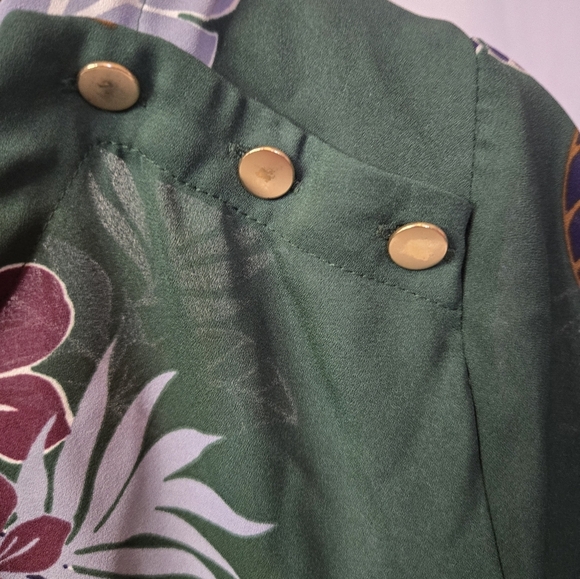 LOFT Floral Green Short Sleeve Blouse Button Shoulder Detail Size Small - Picture 2 of 9